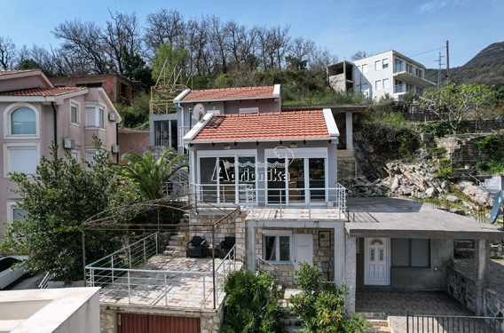 Вилла с панорамным видом на море в Тивате - фото