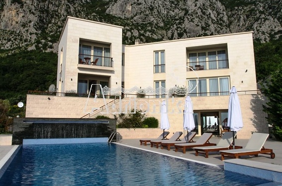 Вилла с бассейном в Будве - фото