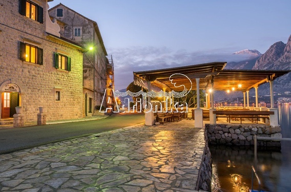 Два дома с рестораном на первой линии - фото