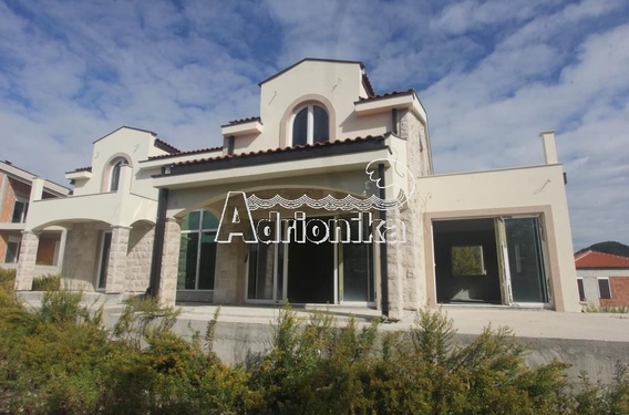 Двухэтажный дом с видом на море и горы в районе города Херцег Нови - фото