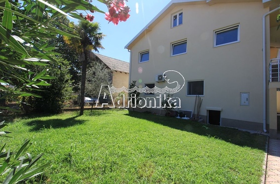 Двухэтажный дом в Дони Штой - фото