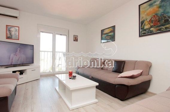 Светлая квартира в Будве - фото