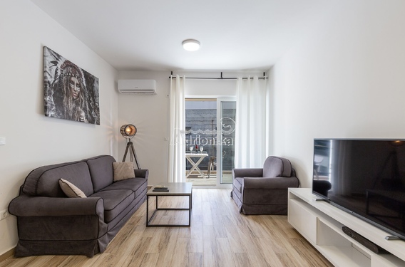 Стильная квартира в комплексе с бассейном - фото