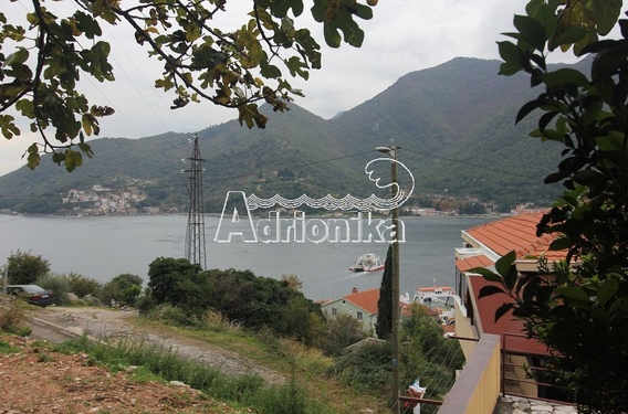 Двухэтажный дом в Каменари с видом на море - фото