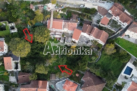 Участок с руинами в Перасте - фото