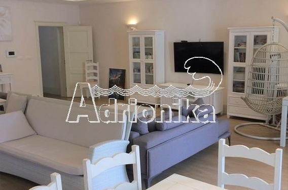 Современный дом в Столиве с бассейном - фото