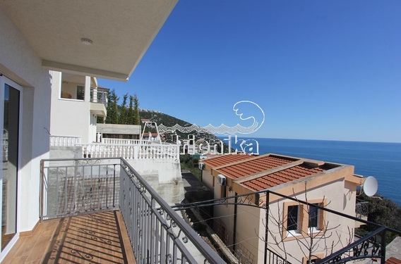 Современный дом с панорамным видом на море - фото