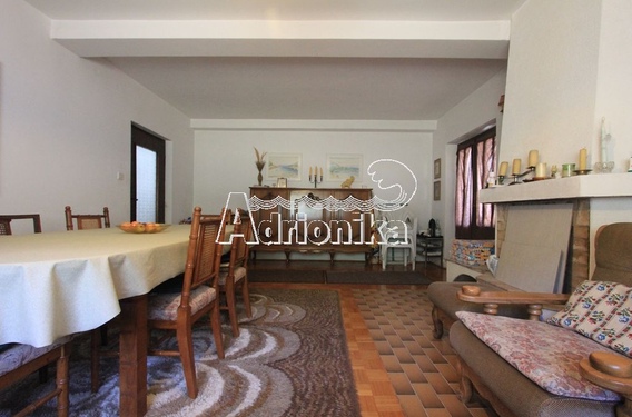 Просторный дом с большим двором в Зеленике - фото