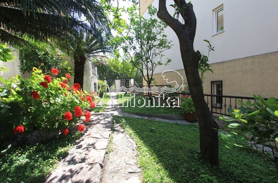 Квартира со студией внутри и двориком - фото