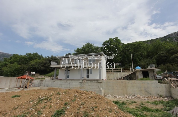 Двухэтажный дом в Белиси с просторным двором - фото