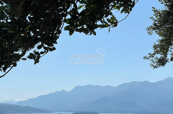 Каменный дом с видом на море - фото