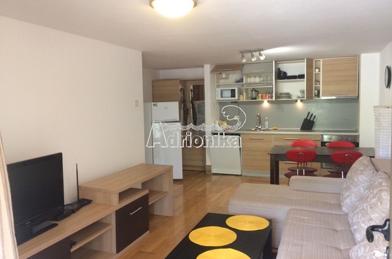 Квартира в комплексе с бассейном - фото