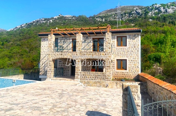 Вилла в стиле рустик с видом на море - фото