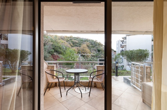 Квартира в комплексе с бассейном - фото