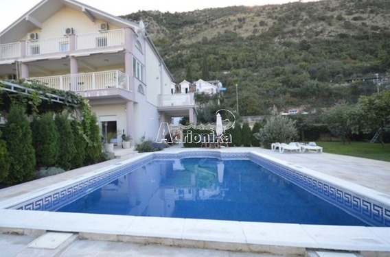 Большой дом в Суторине с бассейном и просторным двором - фото