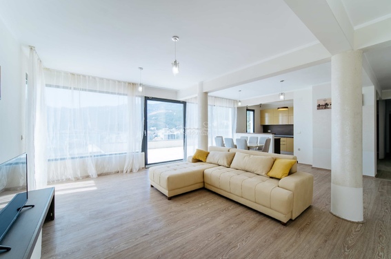 Просторный Пентхаус с большой террасой и видом на море - фото