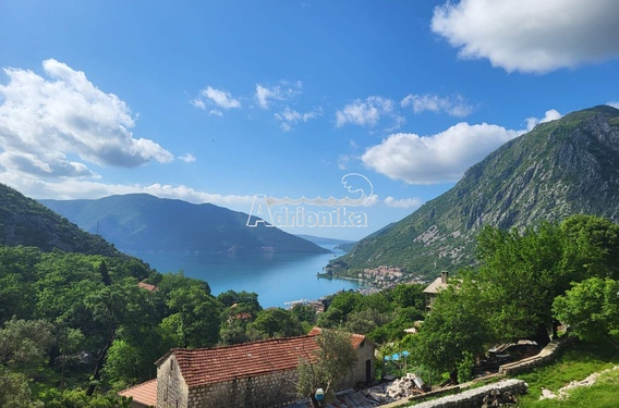 Участок с видом на море и природным водопадом недалеко от Котора - фото
