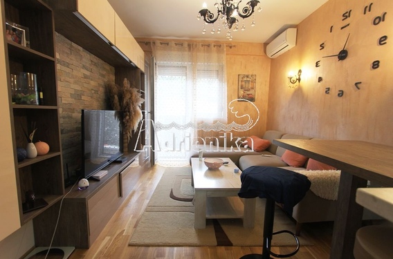 Квартира в Будве с видом на город и море - фото