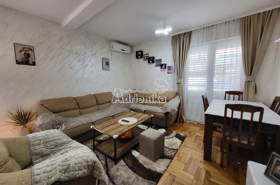 Квартира с просторной террасой в тихом месте в Будве - фото