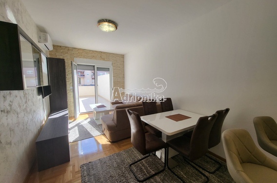 Квартира с просторной террасой в центре Будвы - фото