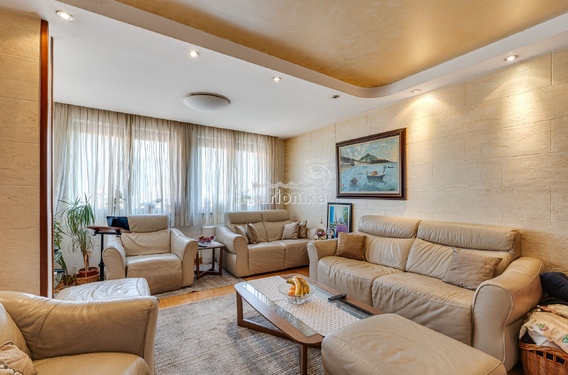 Дом в тихом районе Будвы с видом на море. - фото