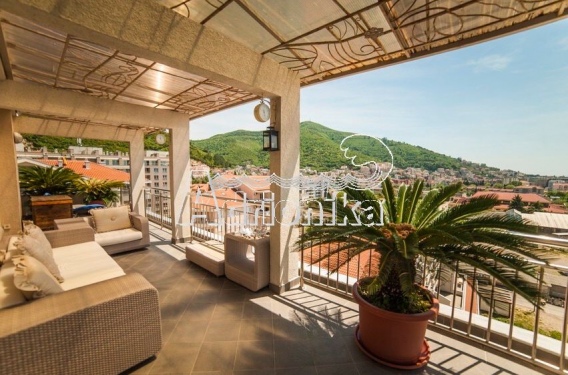 Пентхаус в сердце Будвы с потрясающим видом на город - фото