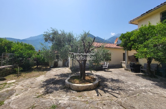 Дом с просторным участком в Старом Баре с видом на горы - фото