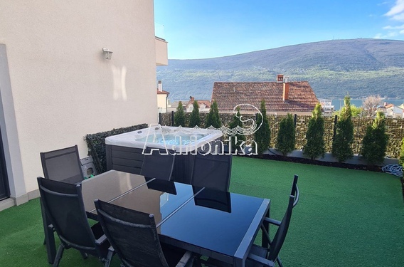 Хорошая квартира в Дженовичи с видом на море - фото