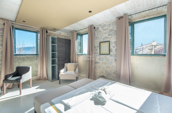 Мини-отель с бассейном рядом с Котором - фото