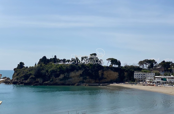 Дом всего в 50 метрах от моря в Улцине - фото