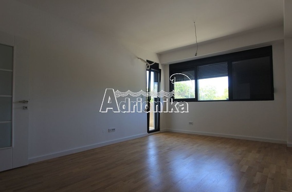 Квартиры в новом комплексе у моря в Тивате - фото