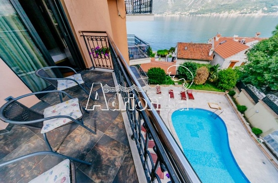 Трехкомнатная квартира в комплексе с бассейном в Доброте - фото