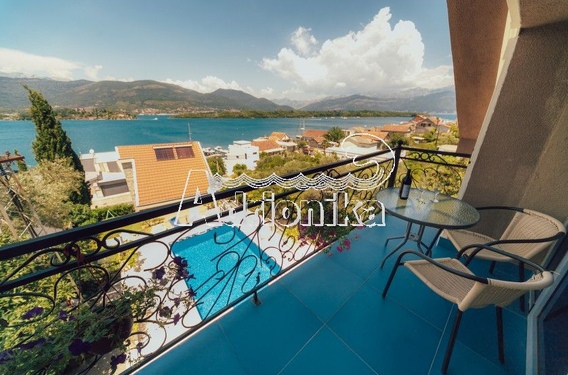 Просторный дом с видом на море в живописном районе Джурашевичи - фото