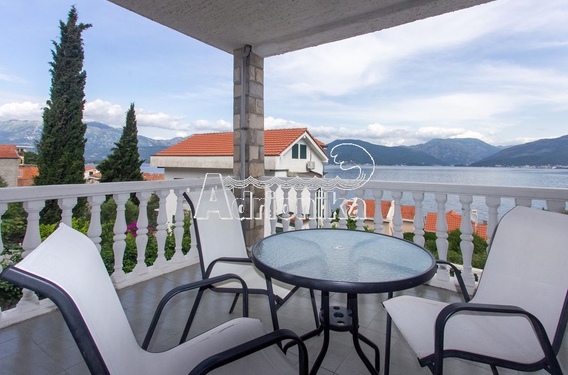 Дом в живописном районе Крашичи, идеально подходящий для комфортного проживания и отдыха - фото