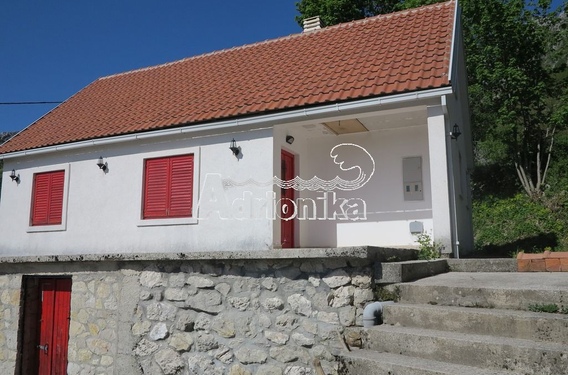 Уютный дом 78м2 в Цетине, Угни - фото