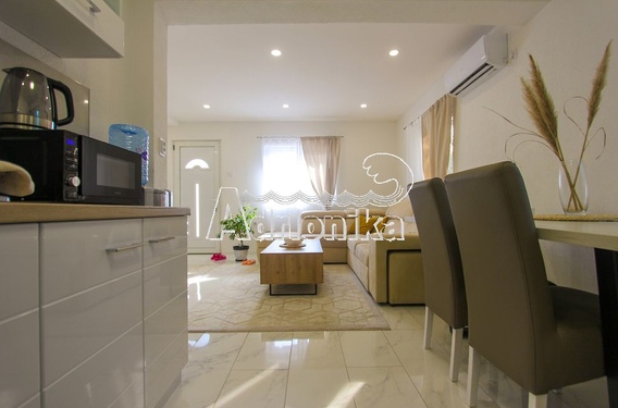 На продажу двухэтажный дом в Добре Воде недалеко от моря - фото