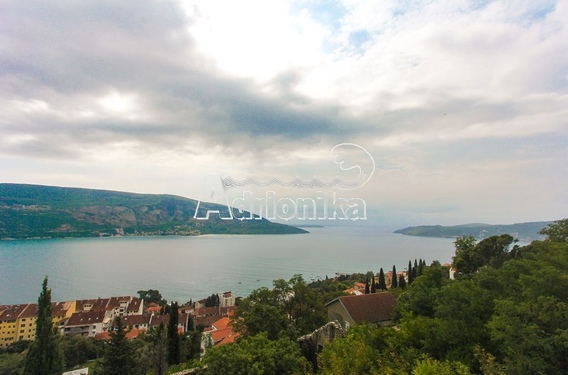 Трехэтажный таунхаус с потрясающим видом на море в Херцег-Нови - фото