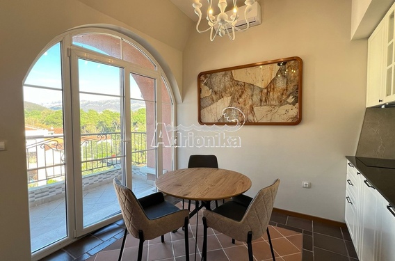 Продается новая элитная квартира в центре Тивата. - фото