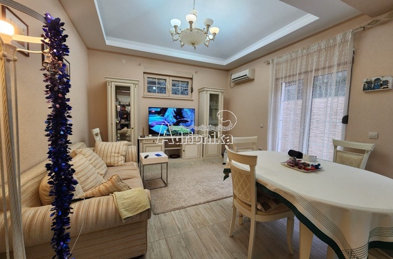 Продается дом в Герцег-Нови с бассейном - фото