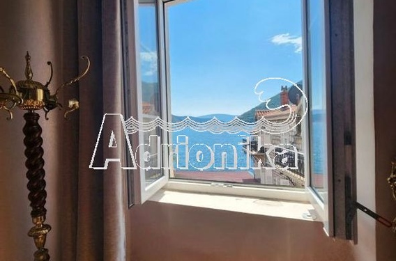 Квартира с одной спальей и видом на море в историческом городе Пераст - фото