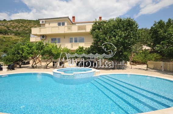 Захватывающая вилла с большим бассейном и двором на продажу в Тивате - фото