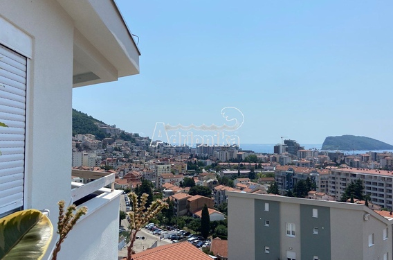 Квартира с двумя спальными комнатами и видом на море в Будве - фото