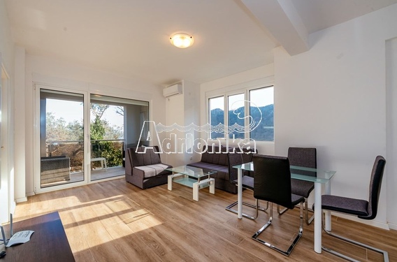 Квартира с видом на море в доме с лифтом в Рафаиловичах - фото