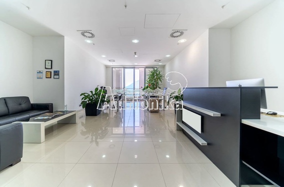 Современное офисное помещение в TQ Plaza Budva с видом на море - фото