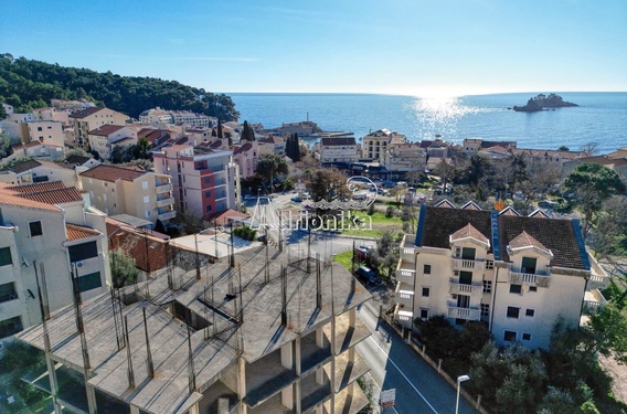 Урбанизированный участок с недостроенным зданием в Петроваце - фото