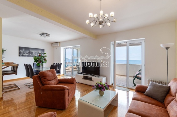 Просторная двухуровневая квартира с видом на море в Свети-Стефане - фото