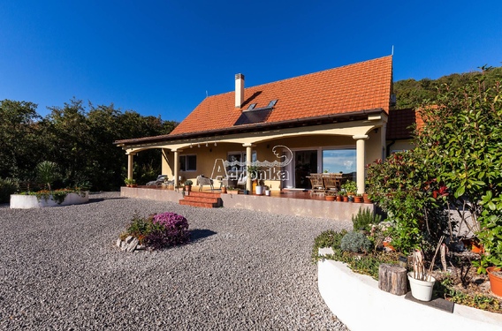 Семейный дом с панорамным видом на природу - фото