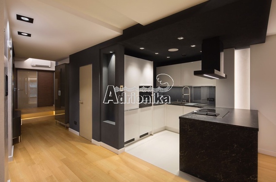 Роскошная двухкомнатная квартира с дизайнерским интерьером в центре Будвы. - фото