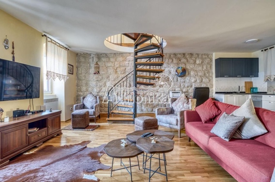 Великолепная Каменная Вилла в Прчане с Панорамным Видом на Бухту - фото