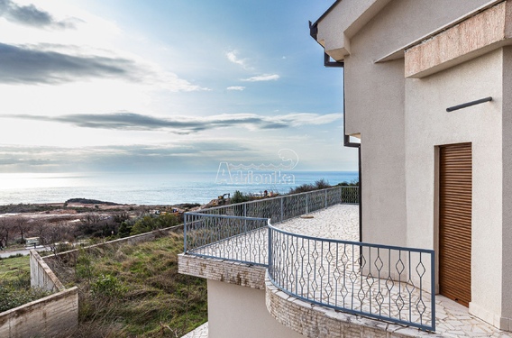 Просторный 3-этажный дом с видом на море в Близикуче - фото